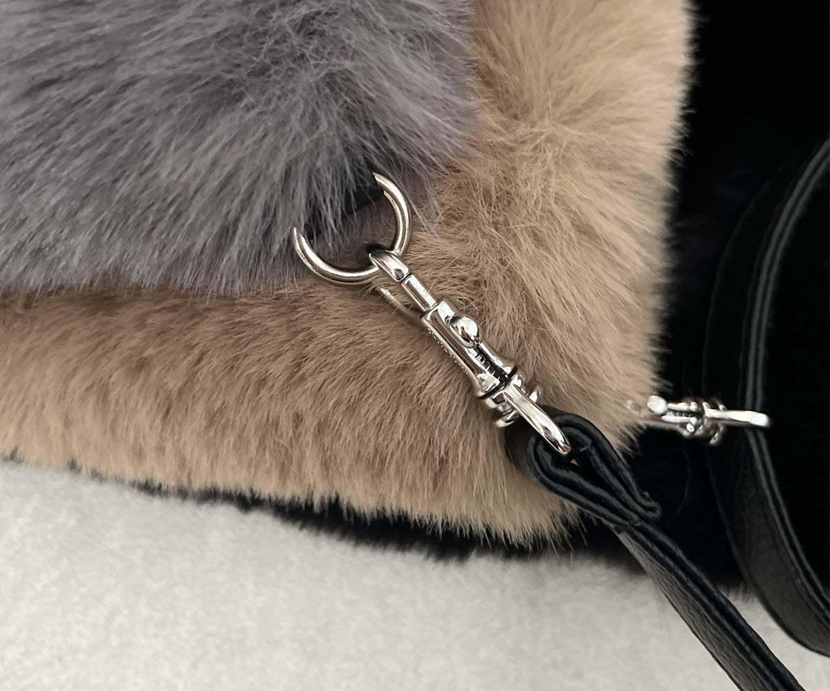 ショルダーは取り外し・付け替えが可能。シーンやスタイルに合わせて自在に楽しめます