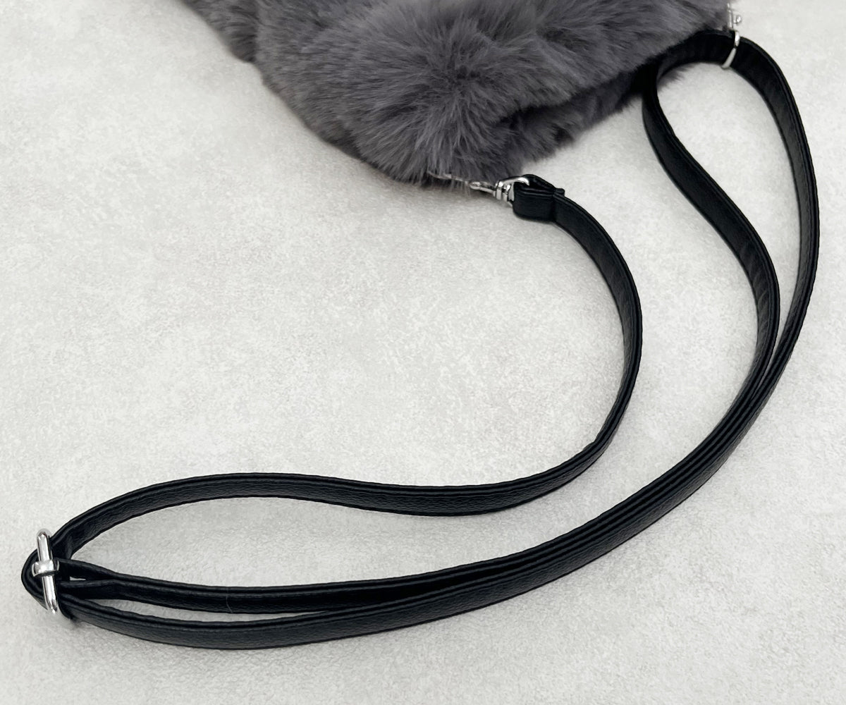 フェイクレザーのロングショルダーは簡単に取り外し可能で、ベルト式で長さ調整も自在