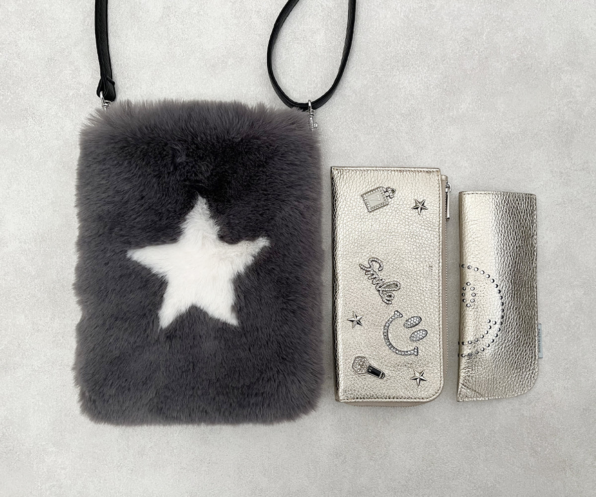 財布やスマホ、ハンカチなど、毎日の必需品がしっかり収まる使いやすいサイズ感