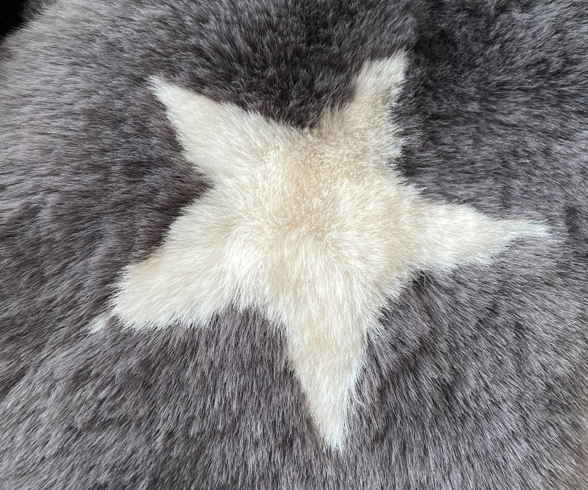 ふんわりとしたファーのスターが、冬のおしゃれに温もりを添えます