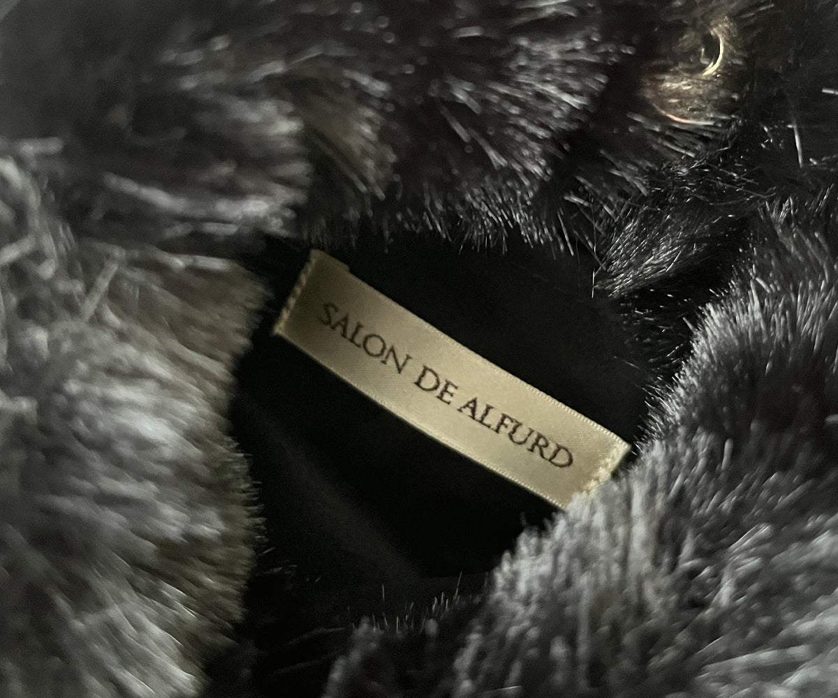 ブランドタグを配した内ポケット付きで、小物の整理もスマートに