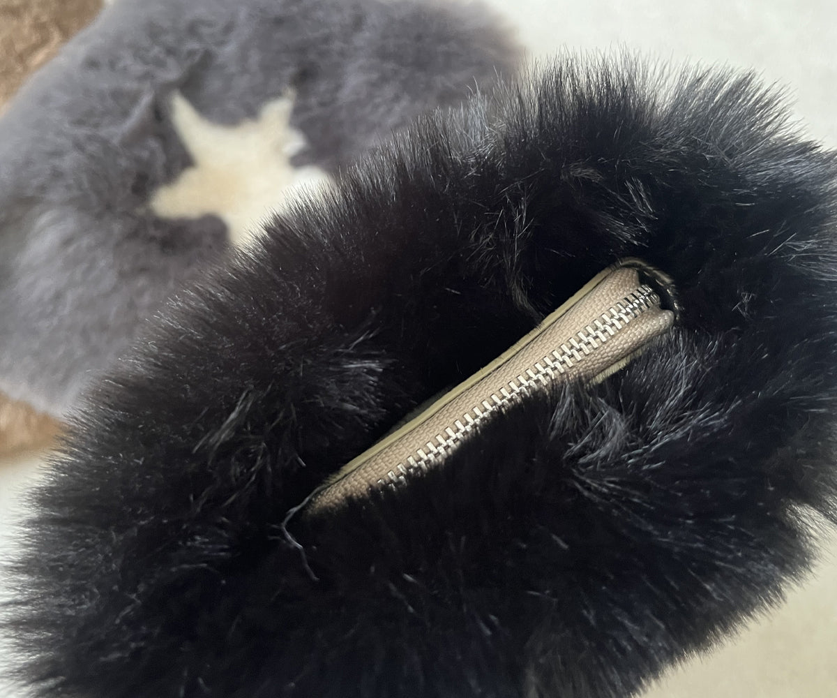 ボタンは閉まりませんが、長財布も無理なく収まるゆとりある設計です