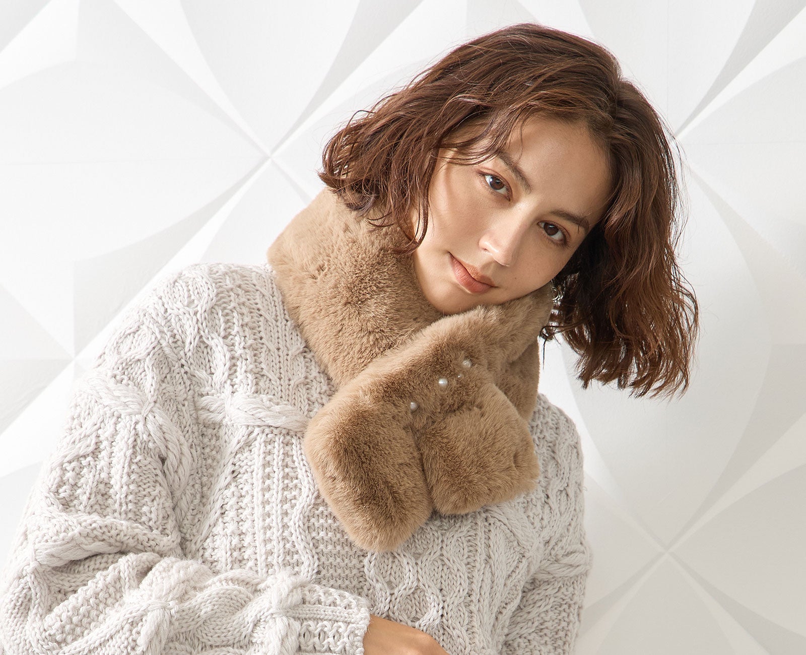 輪に通すだけの簡単仕様で、洗練された首元に