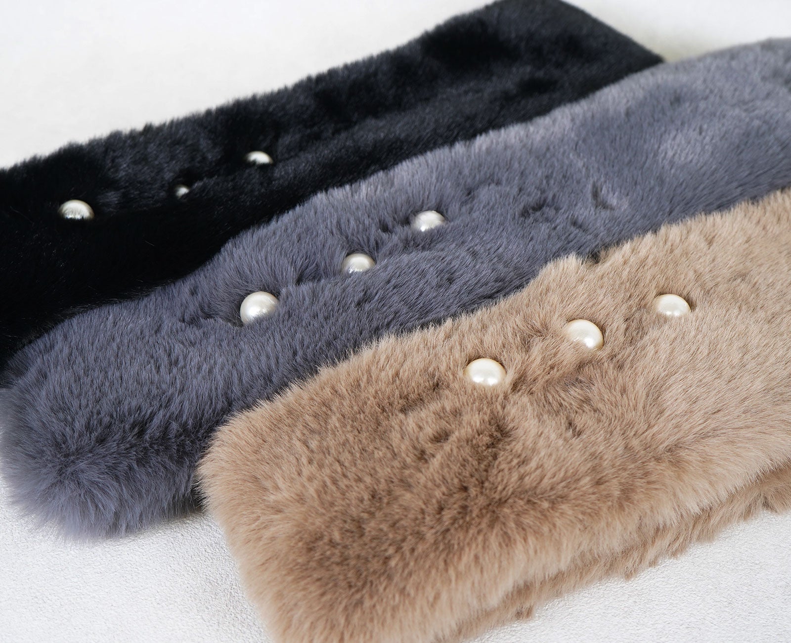 定番ブラックと、大人に映えるニュアンスカラーをラインナップ