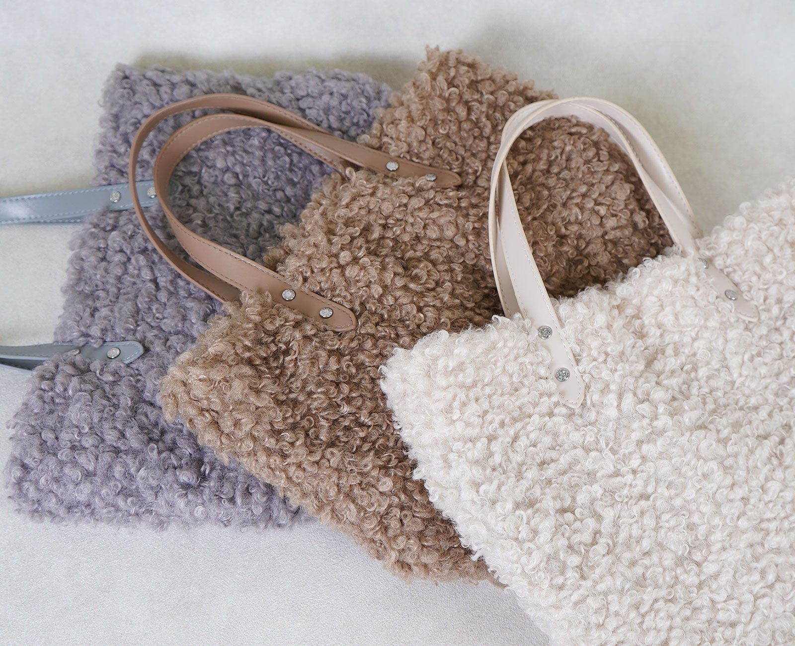 滑らかでしっとりとしたカルガンラム風エコファーが、大人の装いに上品な華やぎを添えます