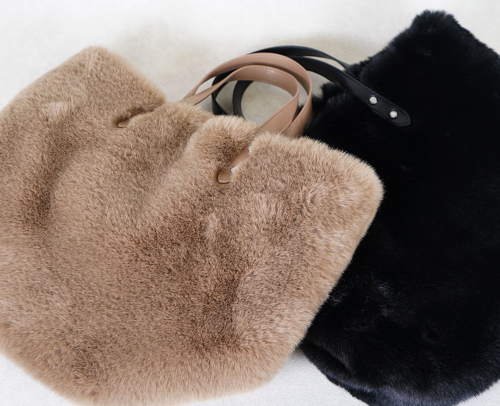 ふわふわのレッキス風エコファーが、思わず触れたくなる優しいぬくもりを添えます