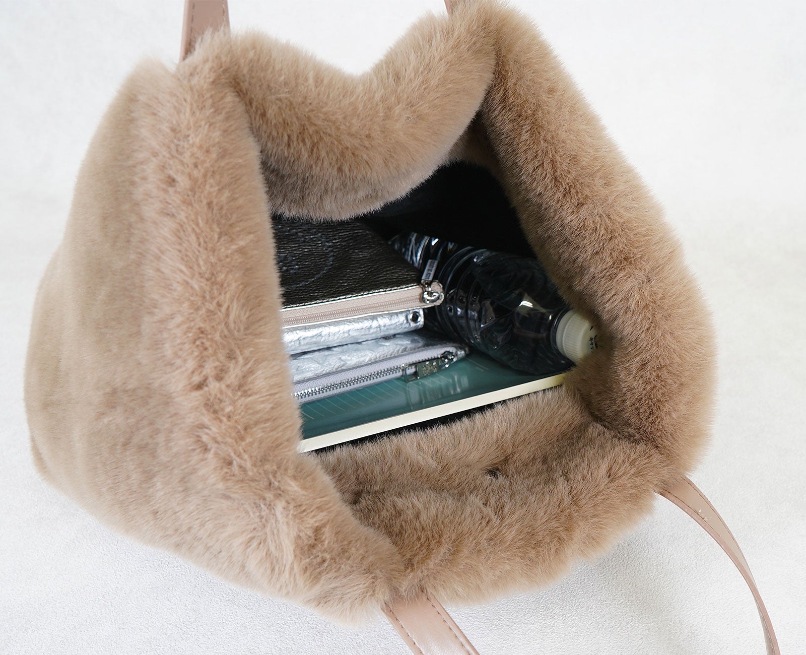 B5サイズの書類や500mLボトルもすっきり収まる、毎日の通勤やお出かけにぴったりのデイリーサイズ