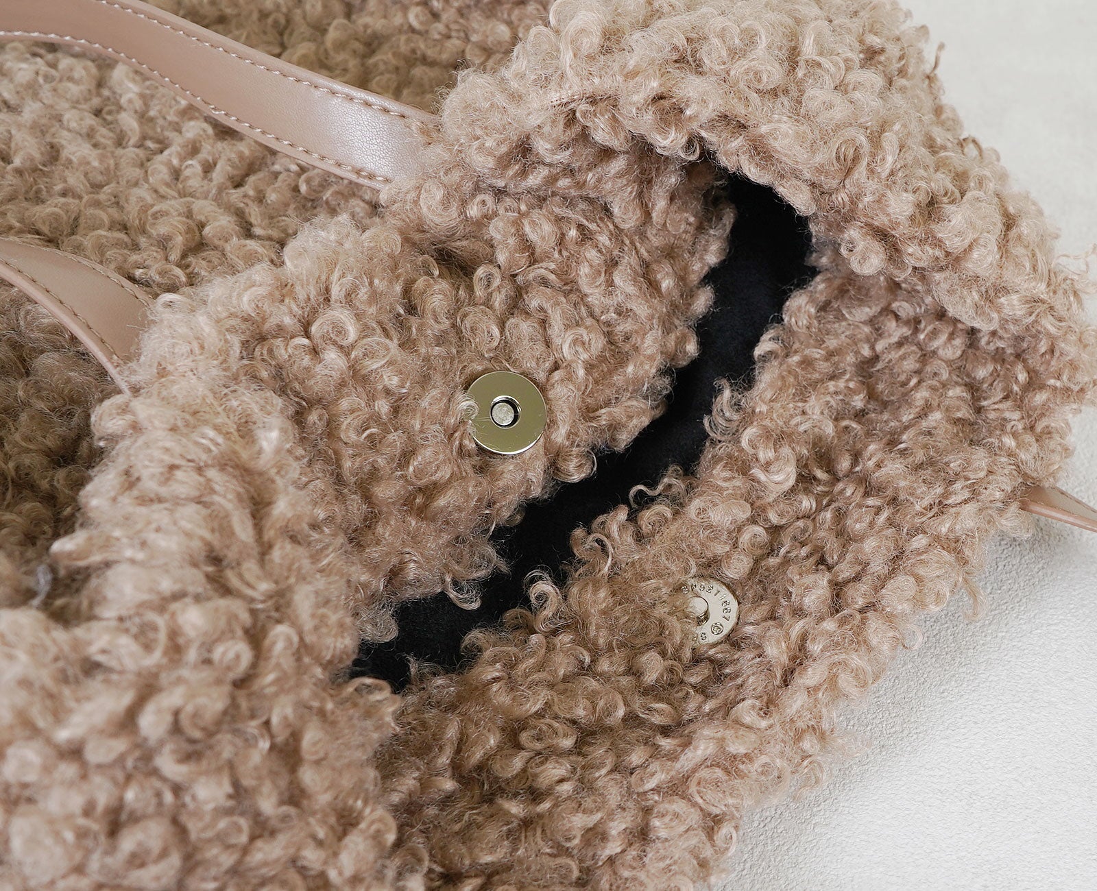 間口はマグネットで留められるので、大切な荷物も安心して持ち運べます