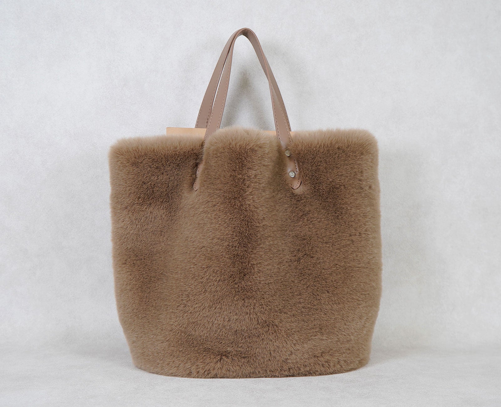 A4サイズの書類も縦に収納可能。上部はわずかに見えますが、使いやすさはそのままです。※マグネットは留められません