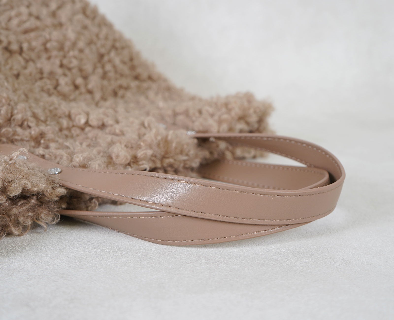 ハンドルはフェイクレザー製で、手に馴染む持ちやすさを追求しました