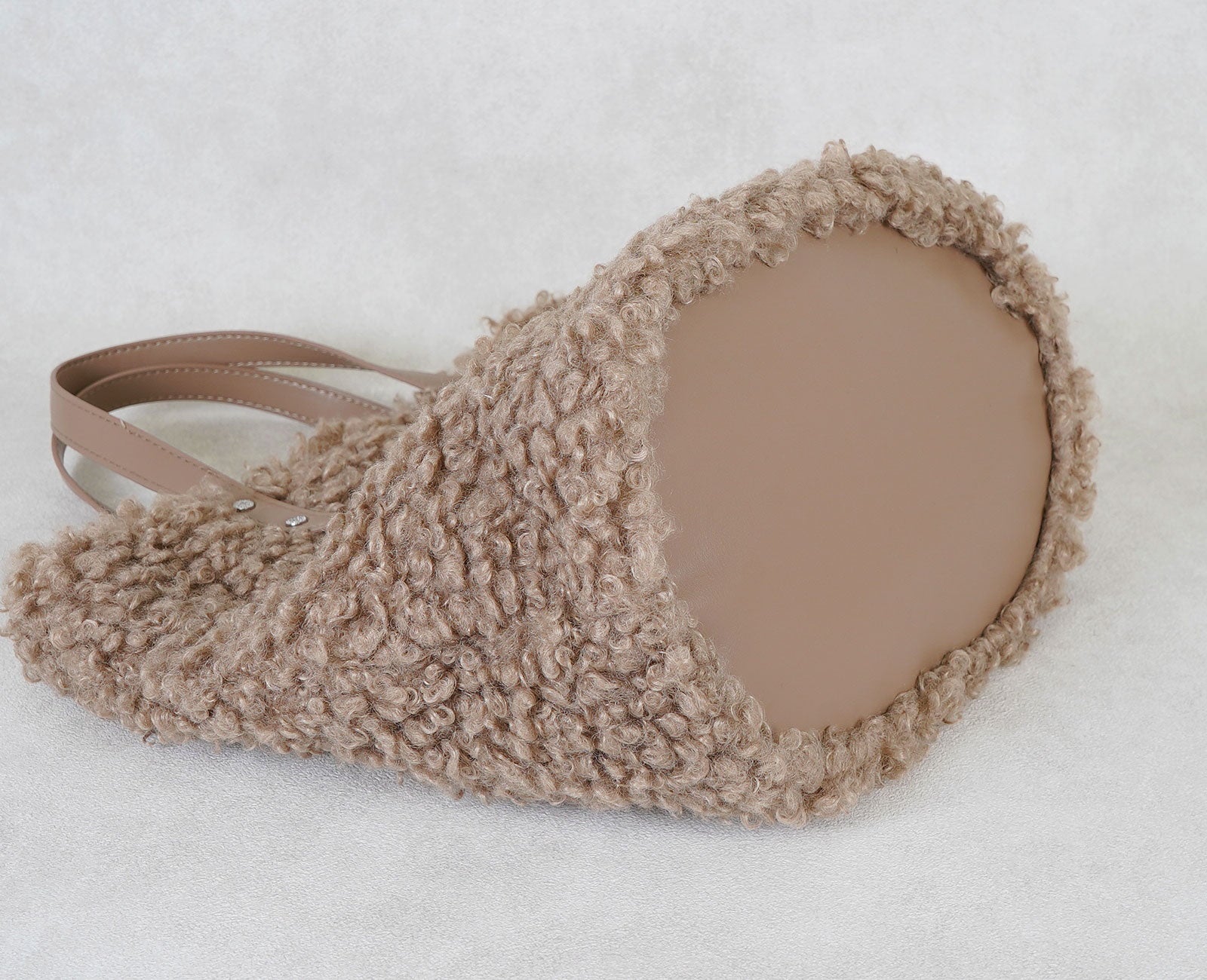 マチは約22cm。コロンとした丸みのあるフォルムが、愛らしさと上品さを兼ね備えています