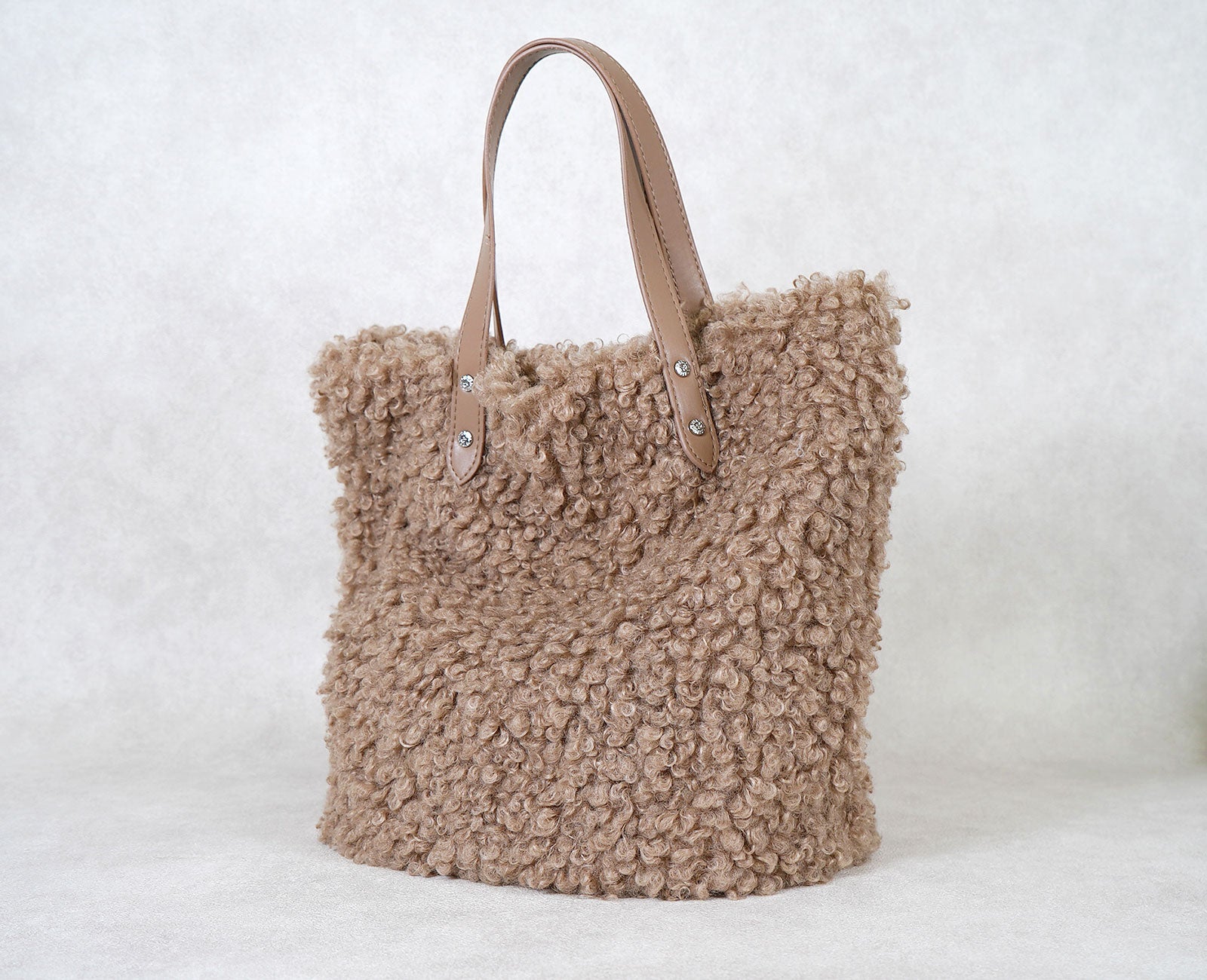 やわらかくくたっとしたフォルムが、肩に掛けたときも自然で可愛らしい印象に