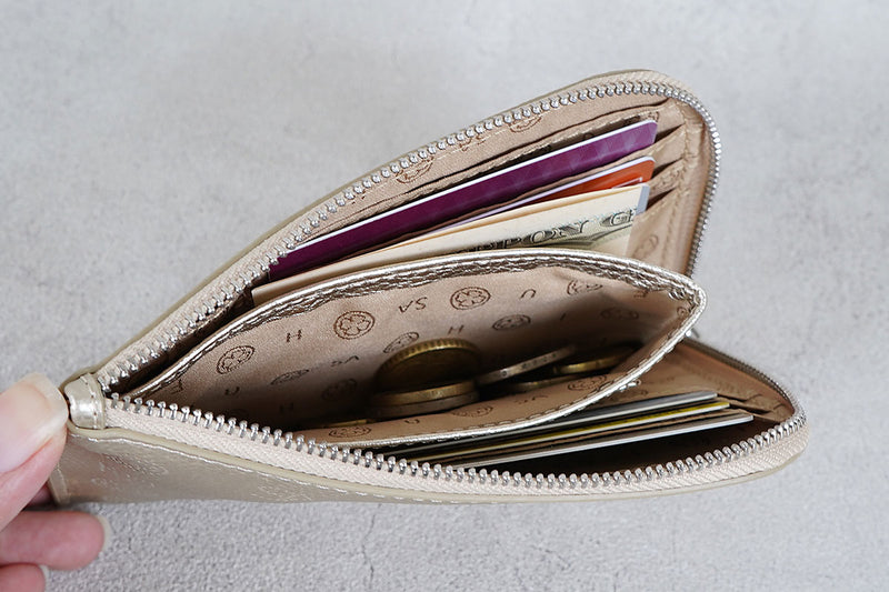 お財布を開けたらお札と、カード、コインが一望できる設計に