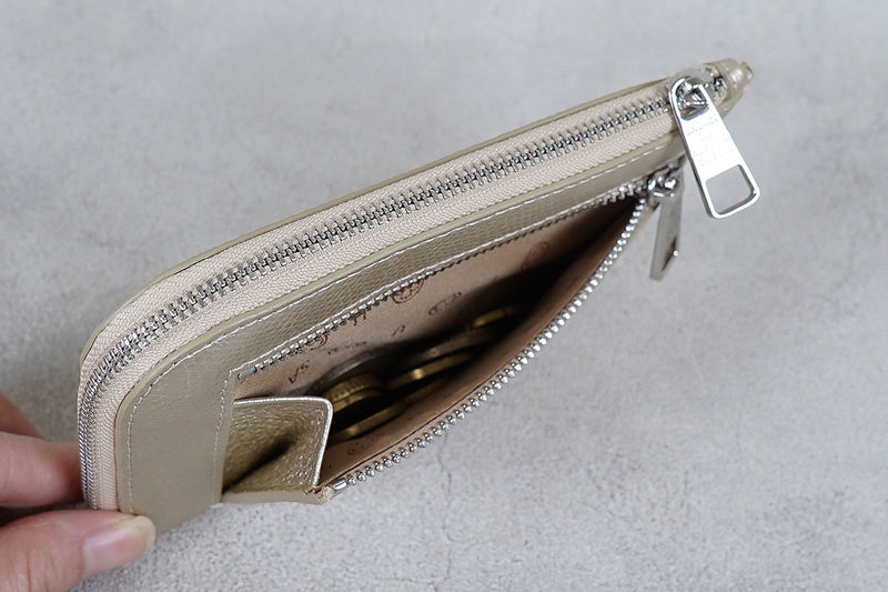 お財布の裏面に片側マチ付きのファスナーポケットを1箇所装備