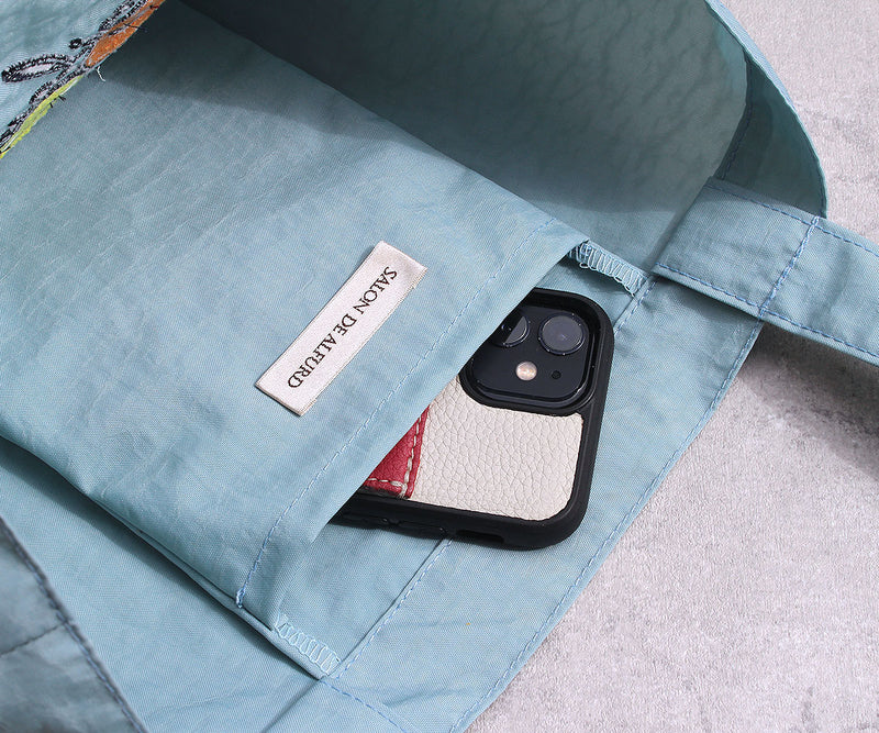 内側ポケットは、スマホなど小物を収納するのに便利。