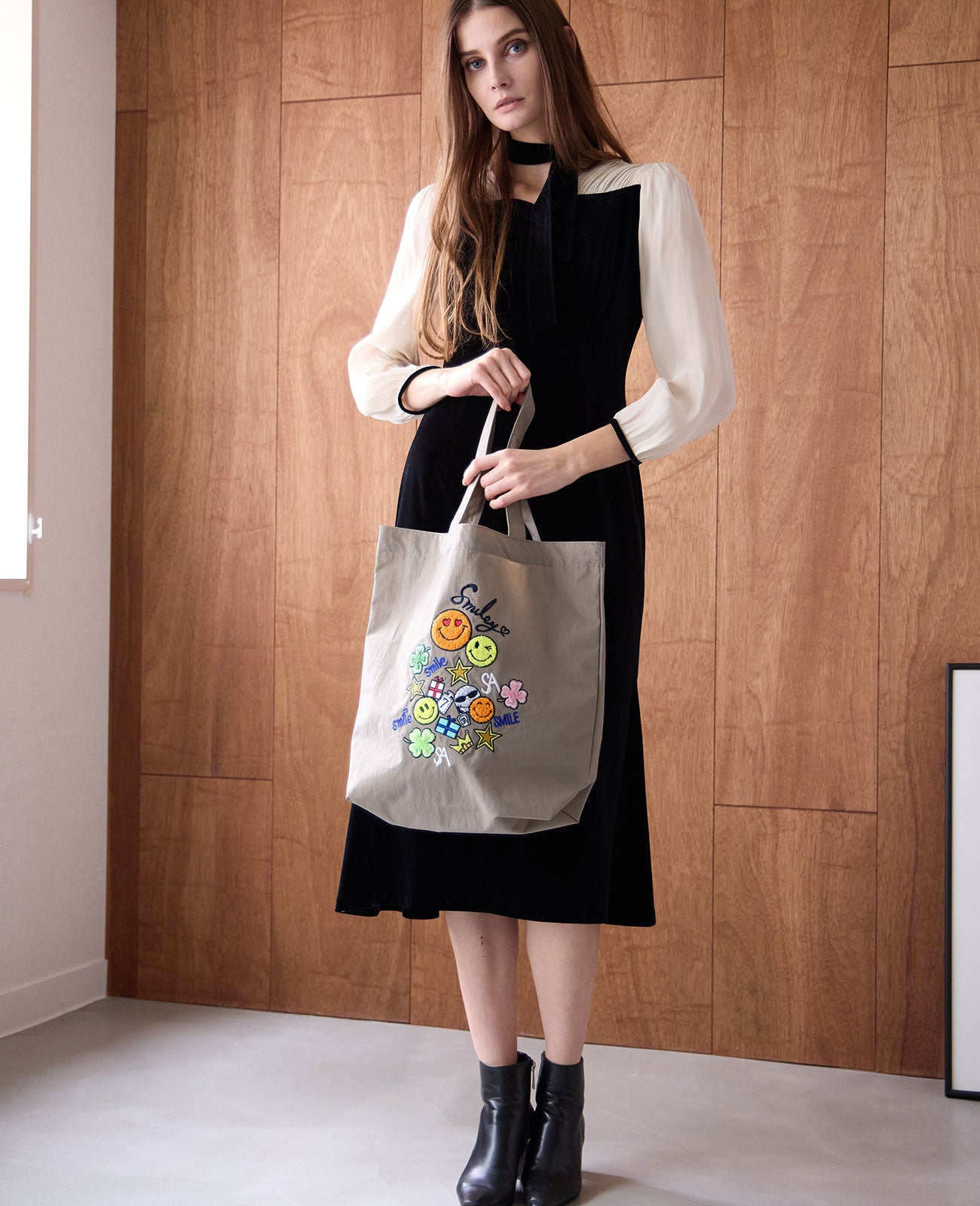 モデル着用カラー：グレージュ