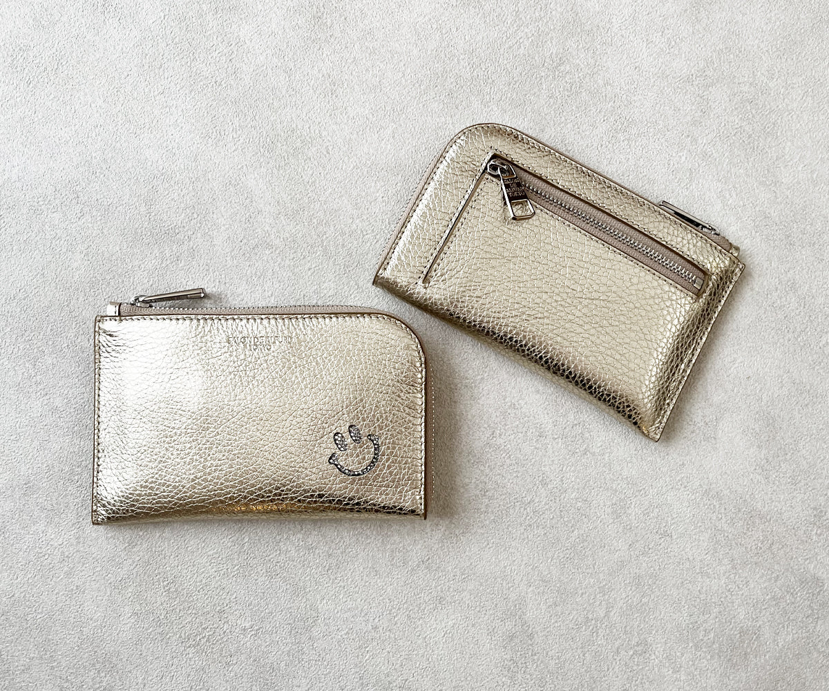 裏面に、ひと工夫。マチ付きで、スマートに使えるファスナーポケット