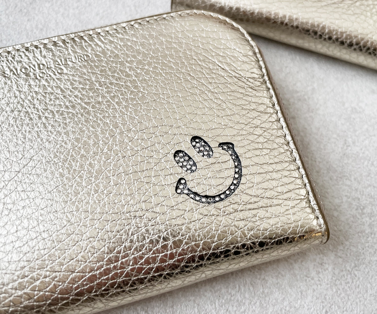 幸運の象徴・スマイルモチーフは、クリスタルの繊細な輝きで、さりげない華やぎを添えて