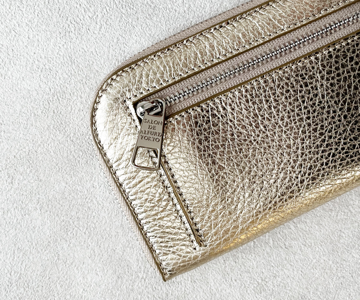 ファスナーチャームには、控えめにブランドネームを刻み、上質な存在感を添えて