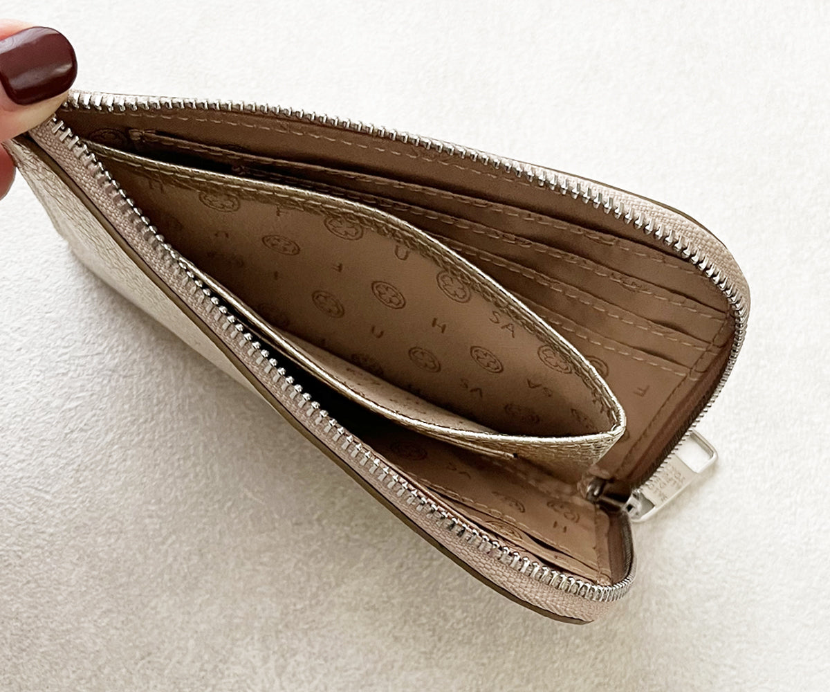 小銭や、すぐに取り出したいカードは、オープンポケットへ