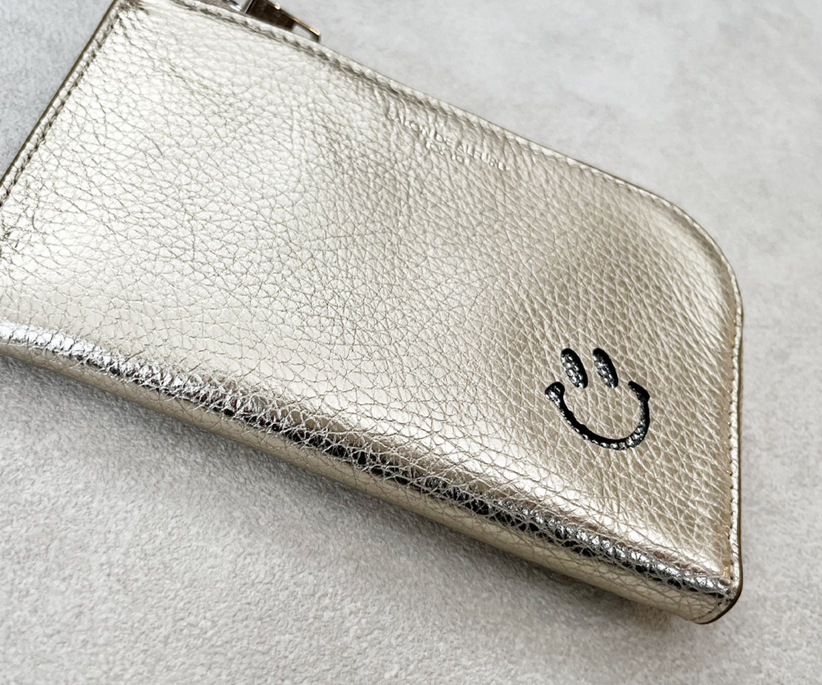 スリムなフォルムで、小さなバッグでも美しく収まります