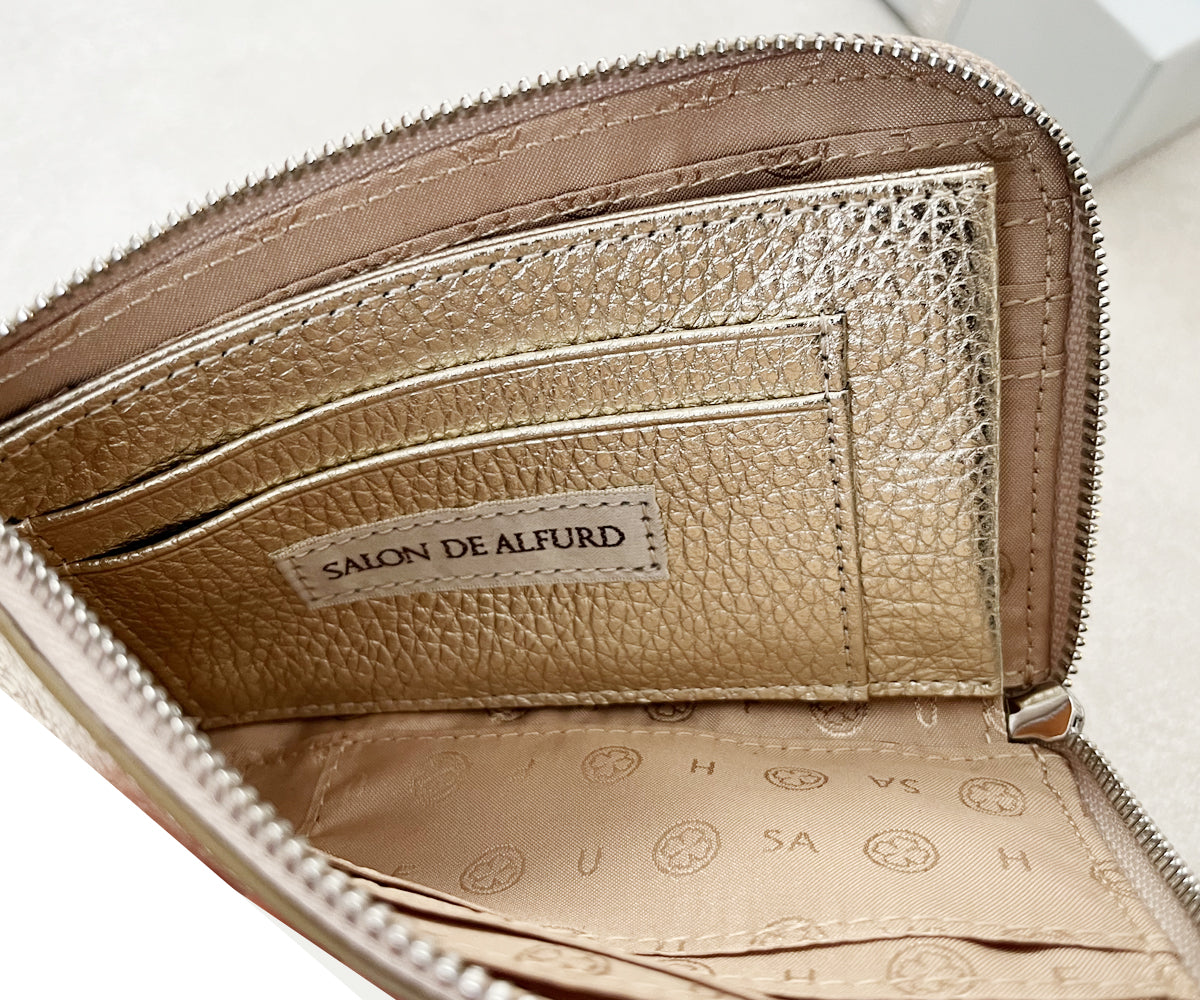 中面まで贅沢にあしらったゴールドレザー。開くたび、気分まで明るくしてくれます