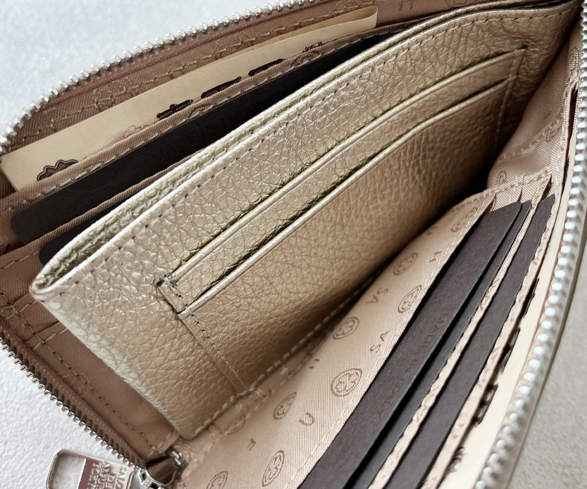 必要な一枚が、自然と指先に届く配置