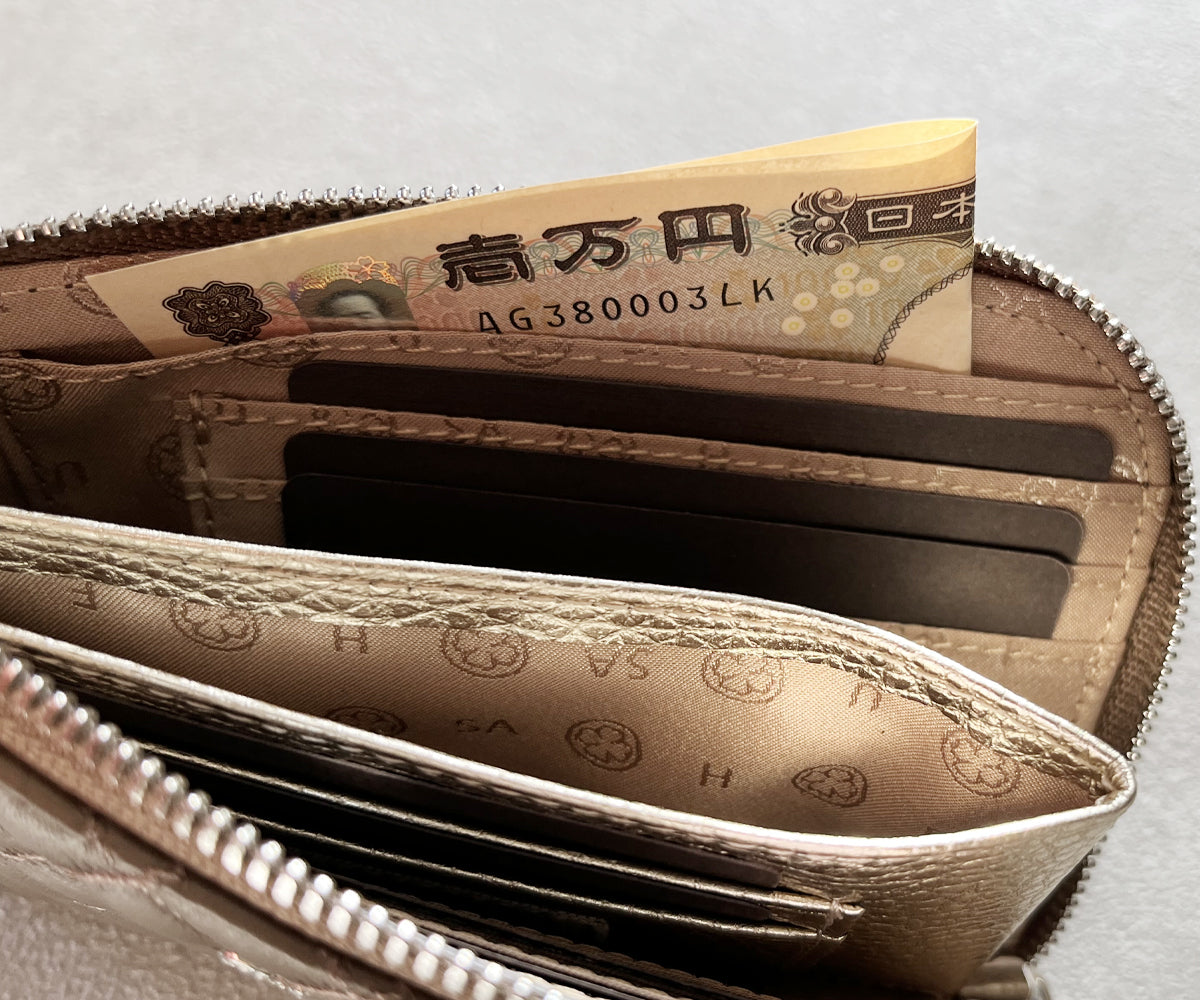 両サイドには、二つ折りにしたお札をすっきり収納できるオープンポケットを備えました