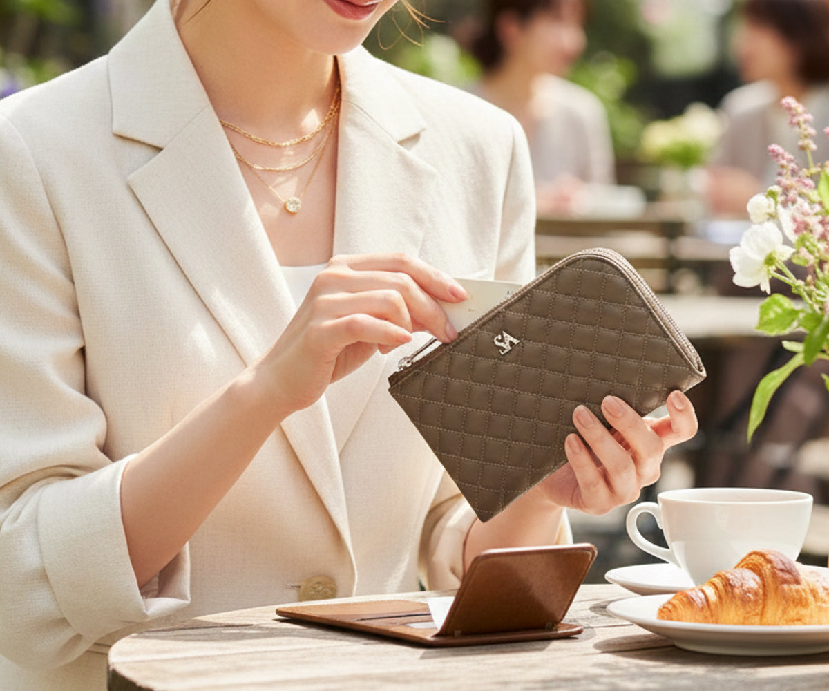 差し出す瞬間の所作まで計算された、静かに品格が伝わる美しさ