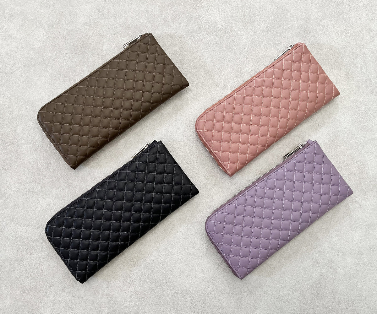 裏面は装飾を省き、素材の美しさを引き立てるデザイン