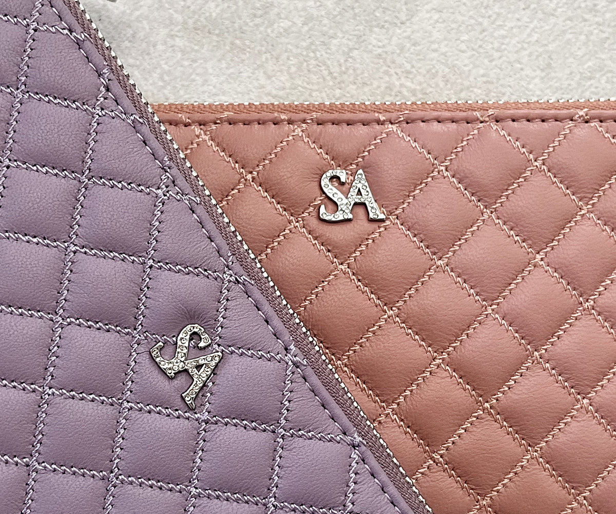 クリスタルをあしらったSAロゴが、上品な輝きをプラス