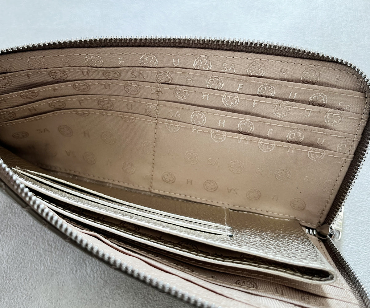 内側に16箇所のカードポケットを備え、すっきり整理