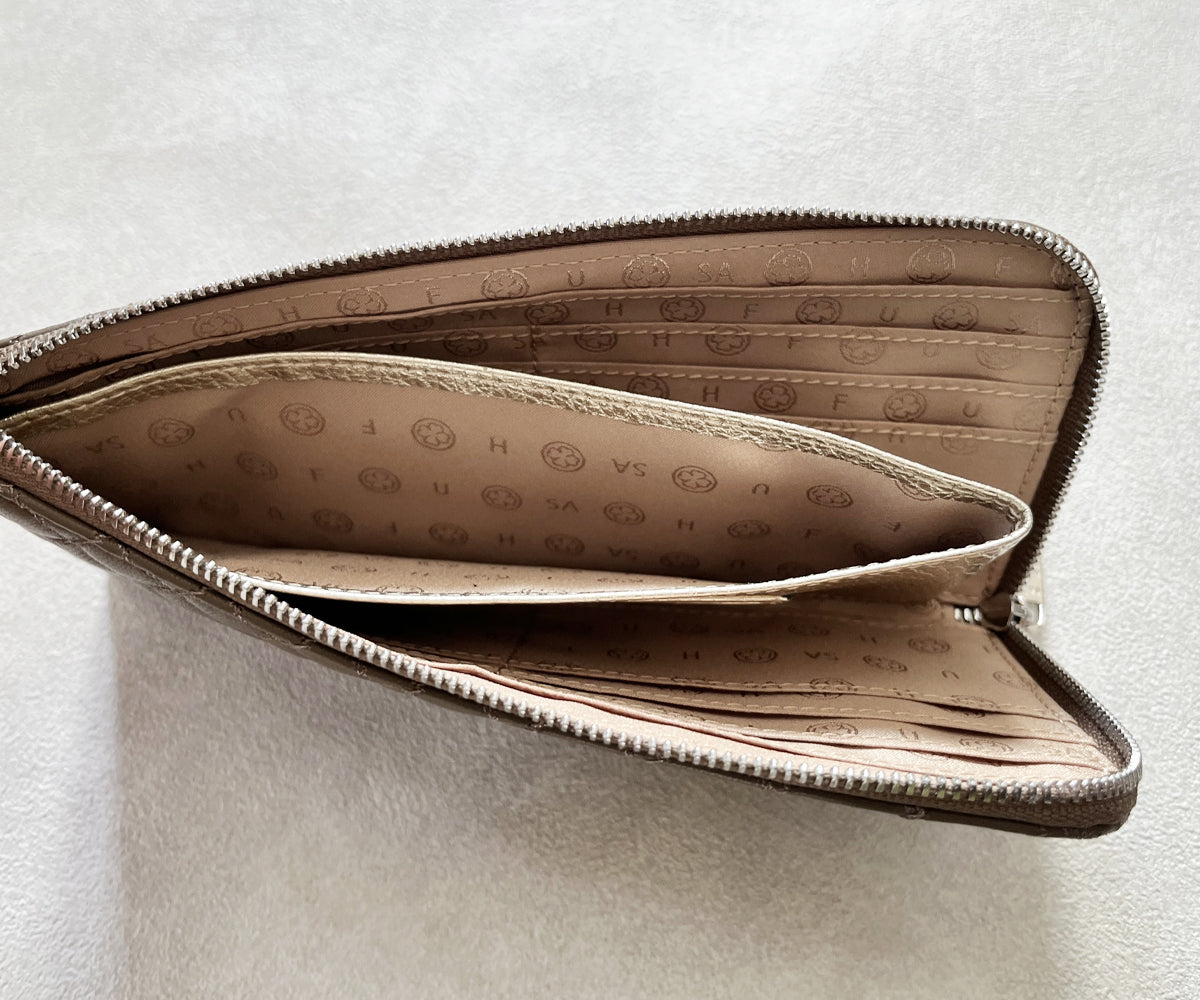 L字ファスナータイプは、中身が見渡せて整理しやすい設計