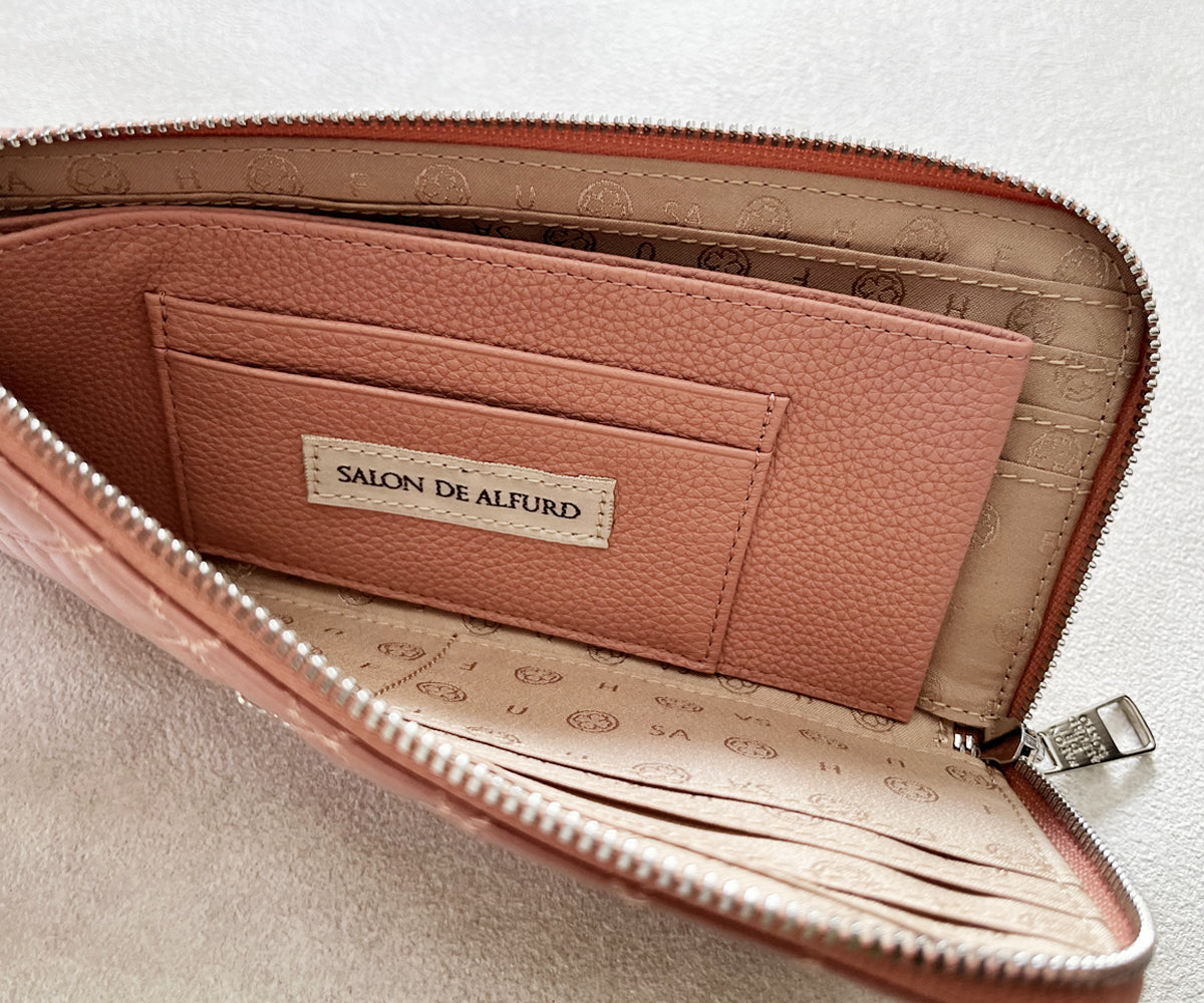 コーラルピンクの内面レザーカラーは「スペインカーフローズピンク」