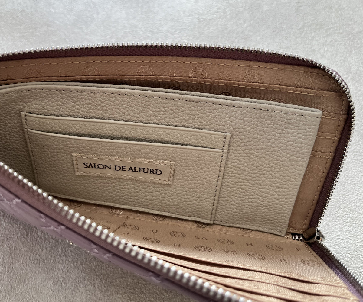 ラベンダーの内面レザーカラーは「スペインカーフエクリュ」