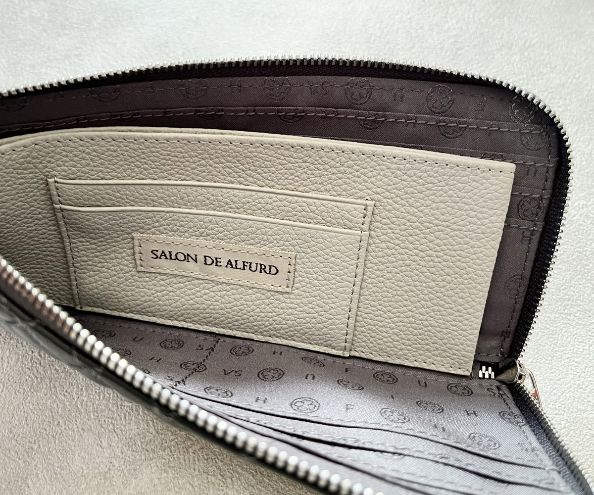 グラファイトの内面レザーカラーは「スペインカーフエクリュ」