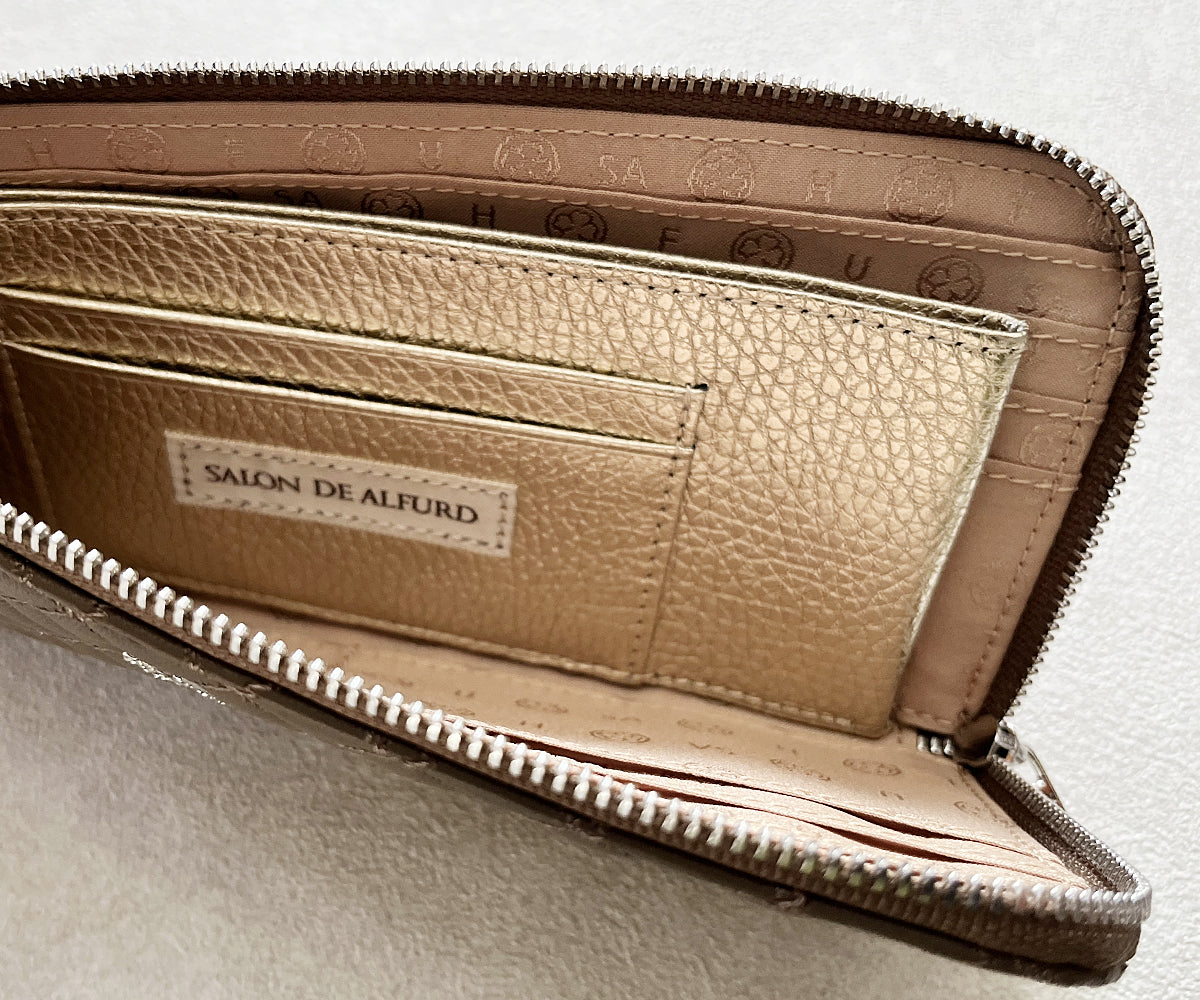 トープの内面レザーカラーは「シュリンクゴールド」