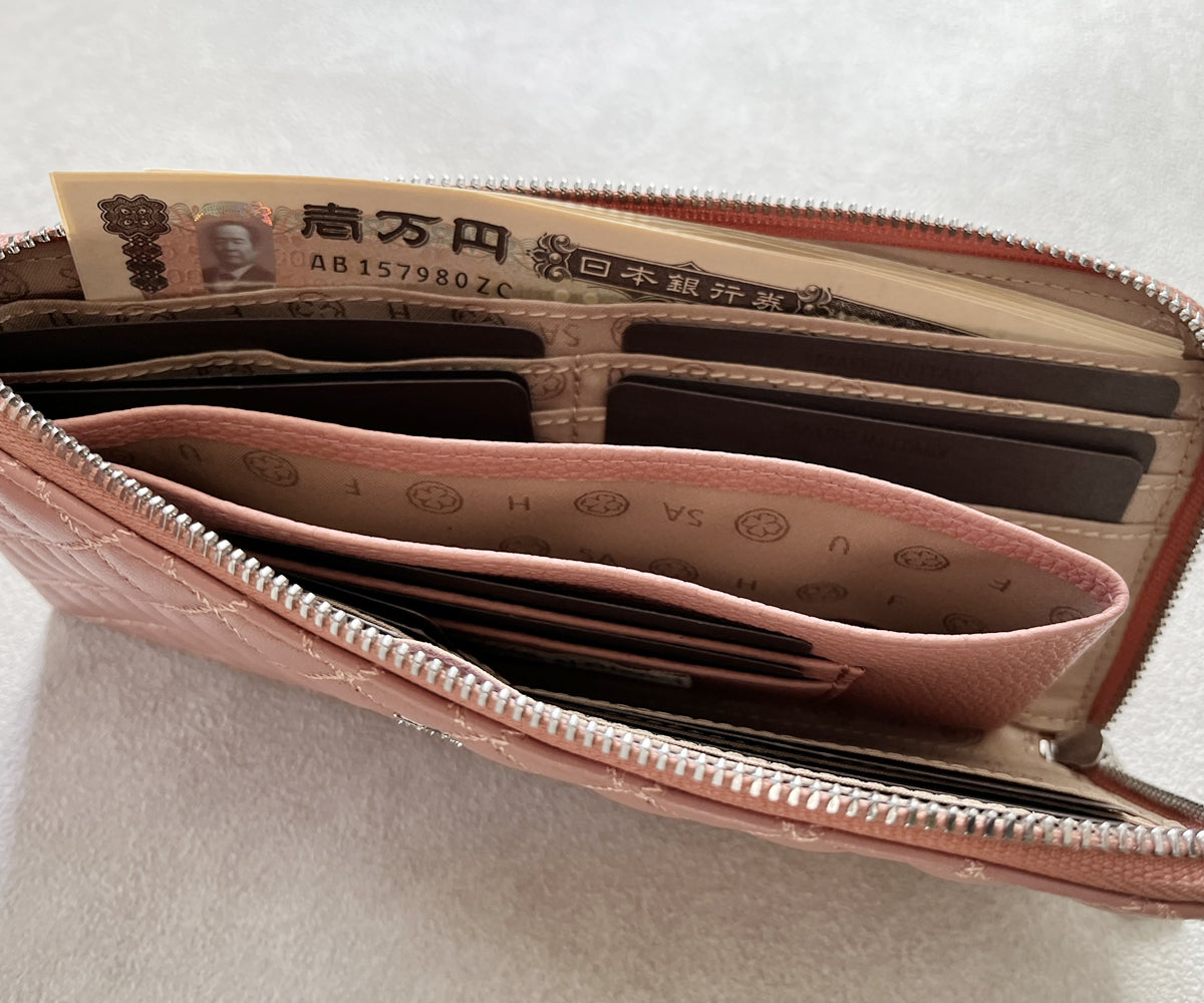 両サイドに、お札をすっきり収納できるオープンポケットを配置