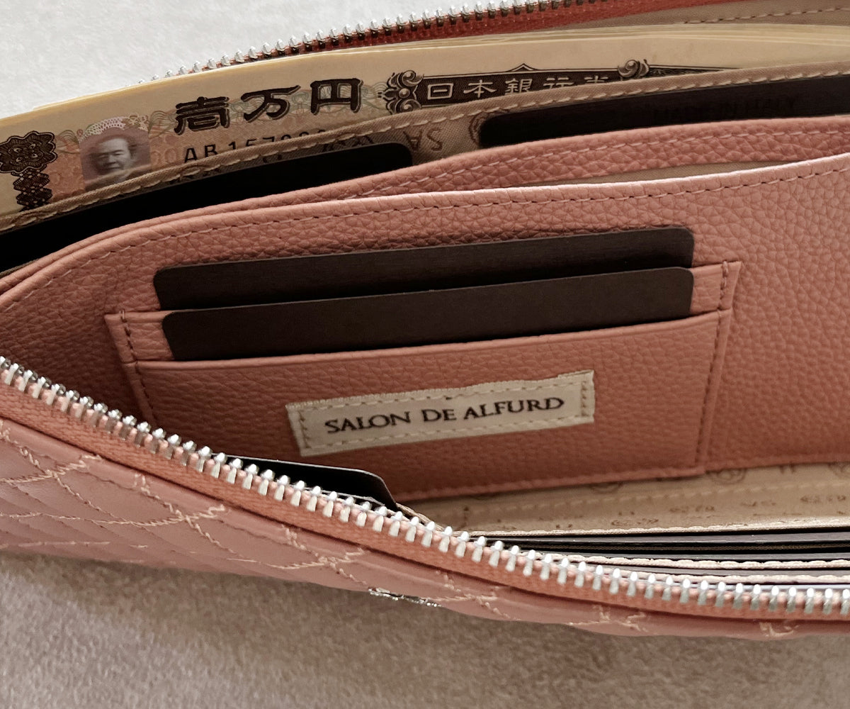 中央コインケース両側に、使用頻度の高いカードを各2枚収めるポケットを配置