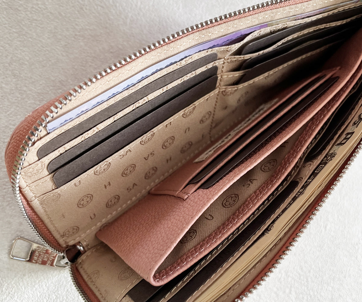 カードポケットは、両サイドそれぞれ6枚収納可能