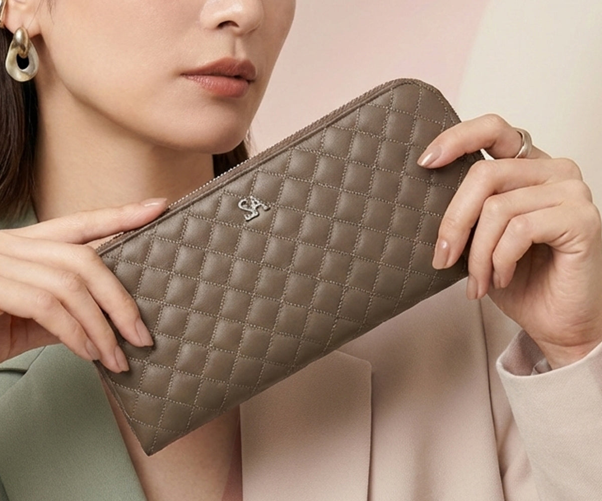 主張しすぎない色だからこそ、どんな服装も品よく引き立てる