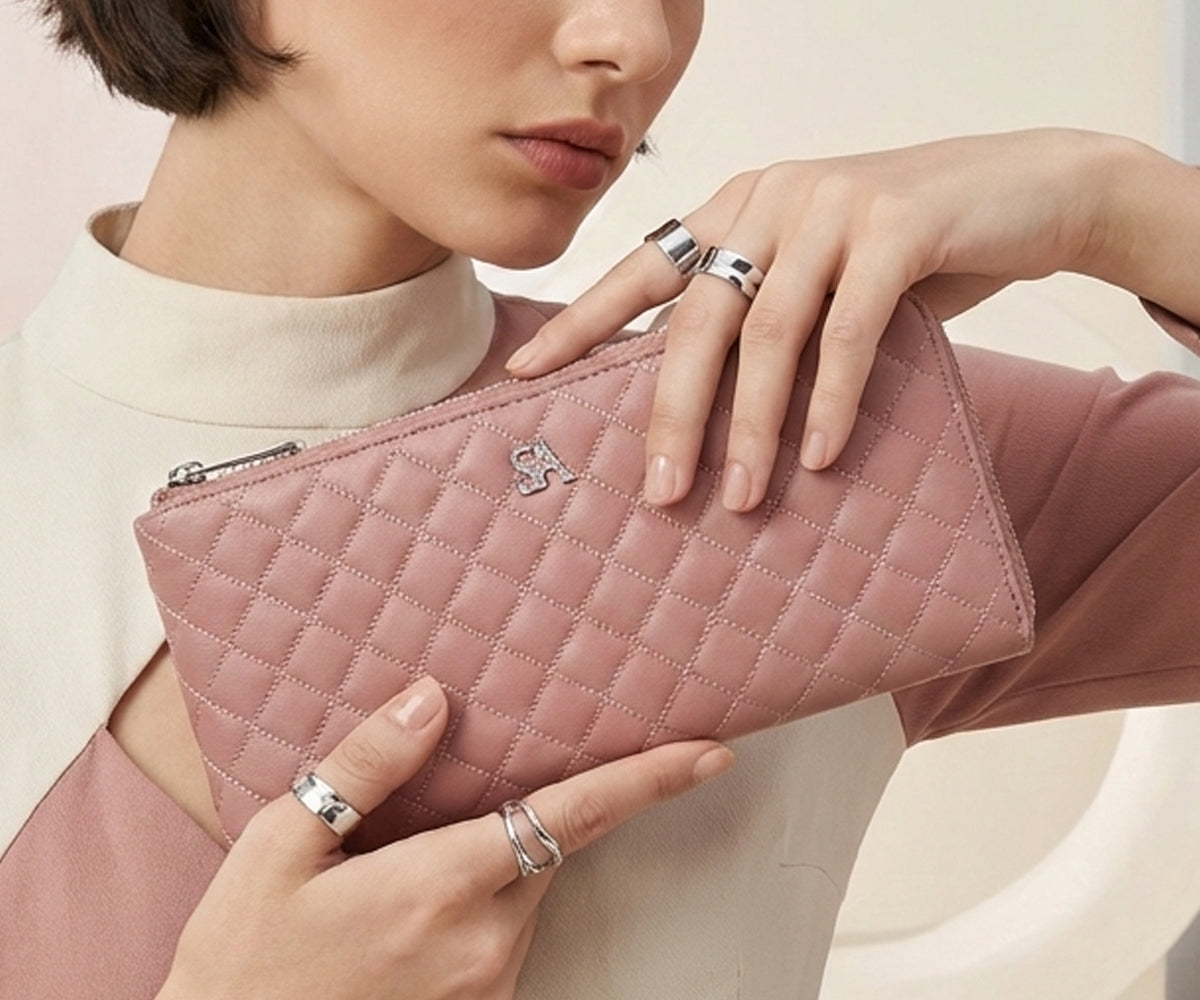 甘さを抑えたピンクが、春の装いを品よくまとめる。大人にちょうどいい、L字長財布