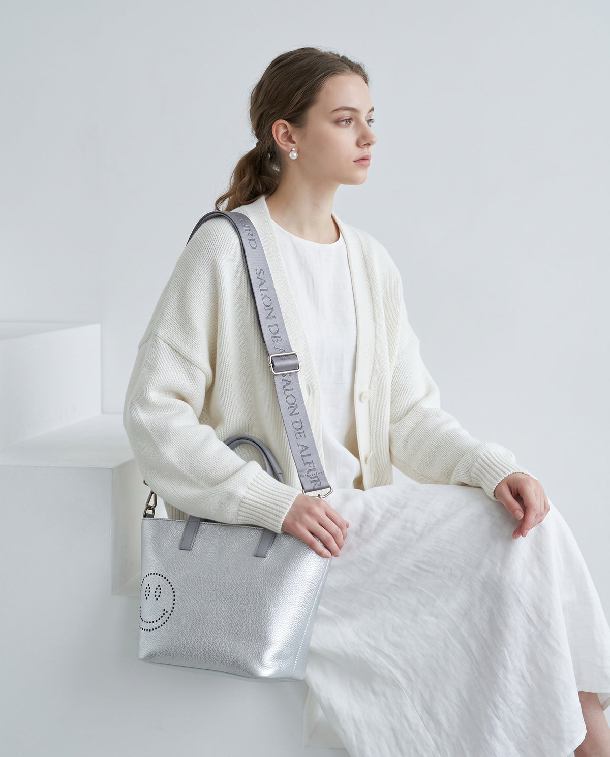 モデル着用カラー：グレイ（ライン無し）※バッグは別売りです。※画像はイメージです（AI生成を含む）