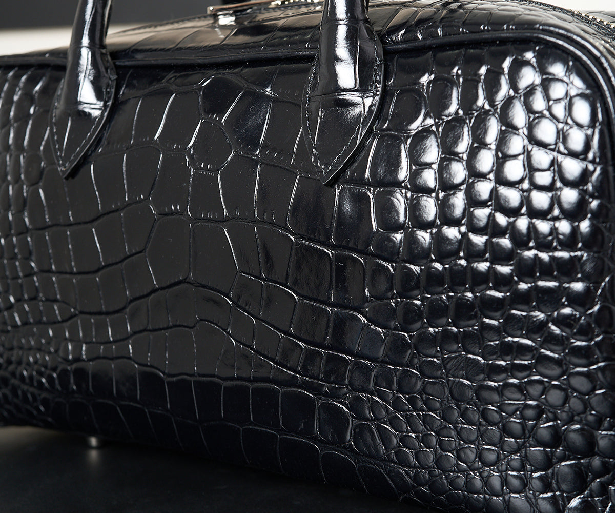 本物のクロコを思わせる美しい型押し。
イタリア製の上質なレザーが、洗練された印象を演出します。