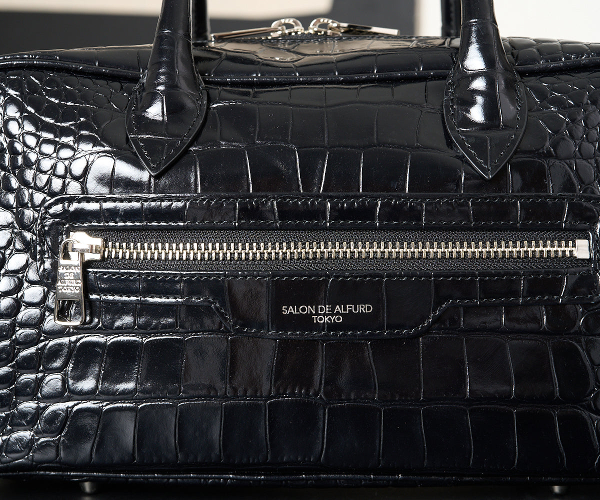 手に取った瞬間に伝わる上質感。日常に寄り添いながらも、特別な高揚感を与えてくれます。