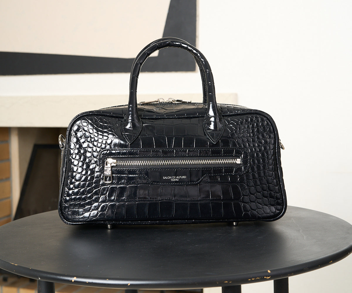 クラシックなボストンフォルムを、モダンにアップデート。シンプルながら存在感のある横長フォルムのボストンバッグ。