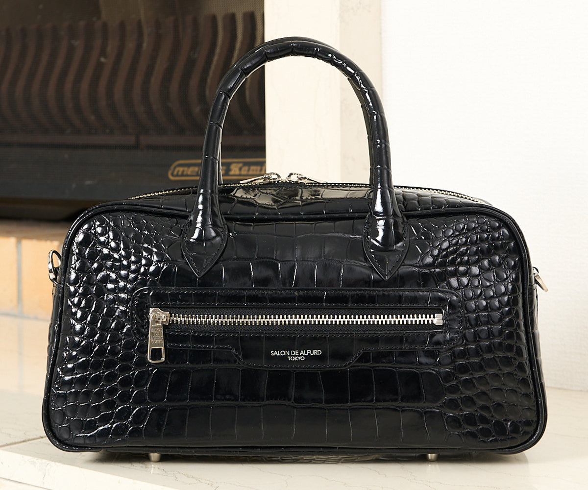 裏面には、機能的にも便利なファスナー付きポケットを装備。
デザインのアクセントとしても上品に映えます。