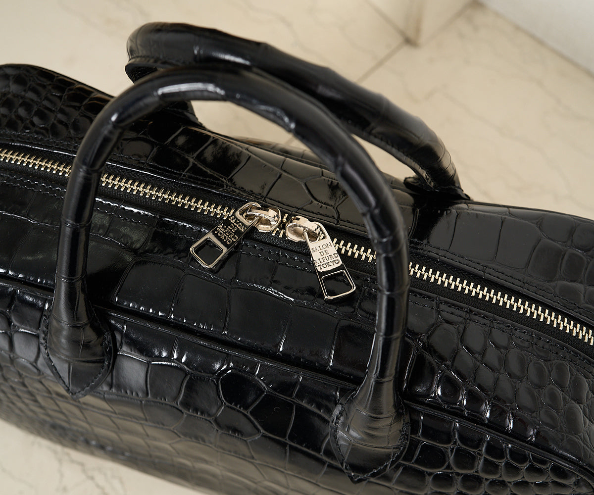 開け閉めがスムーズなダブルファスナー仕様。荷物の出し入れもストレスフリー。