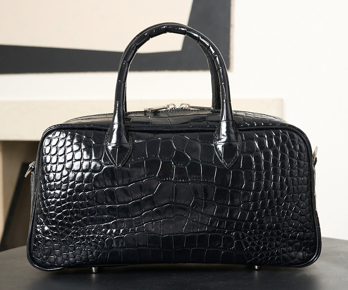 表面には、上質なイタリアンレザーにクロコ型押しを施し、光の角度によって美しく艶めく質感をお楽しみいただけます。