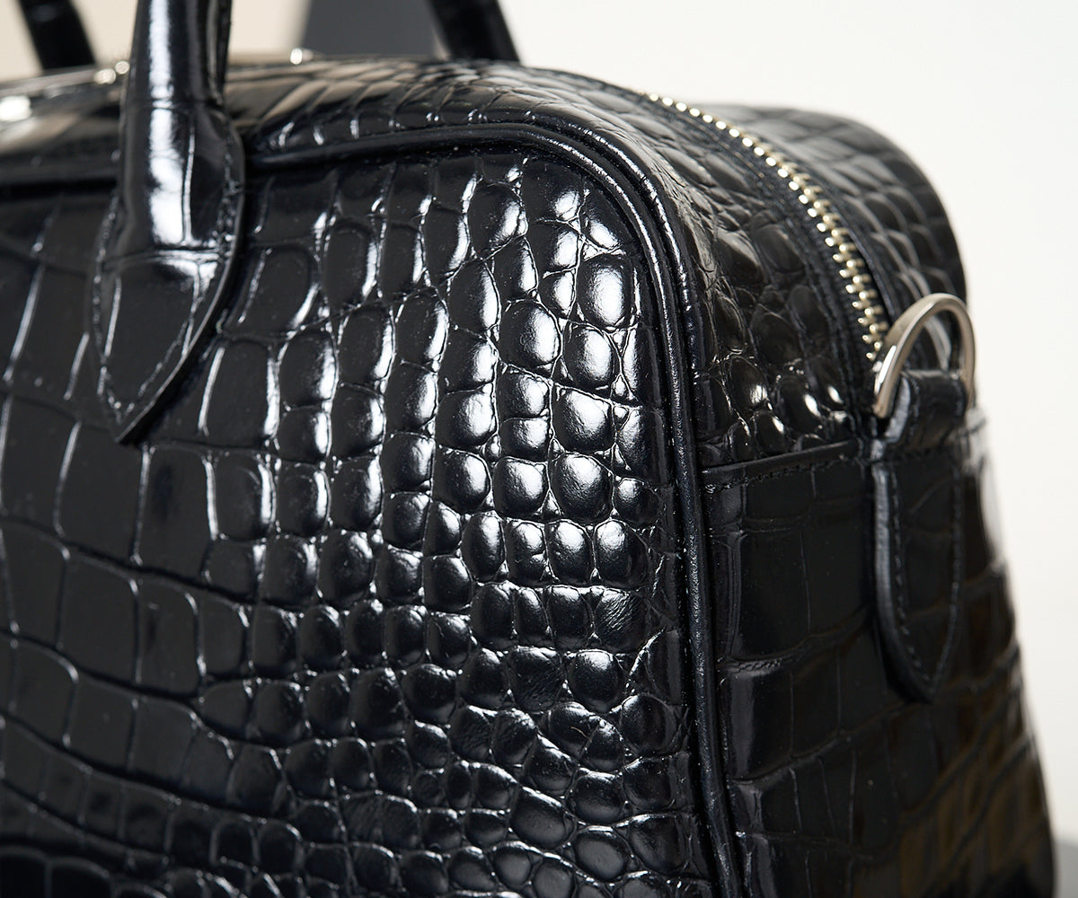 デザインの要となるパイピングには、
職人の丁寧な手仕事が息づいています。
さりげないラインの美しさが、全体の印象を引き締め、上質さを静かに物語ります。